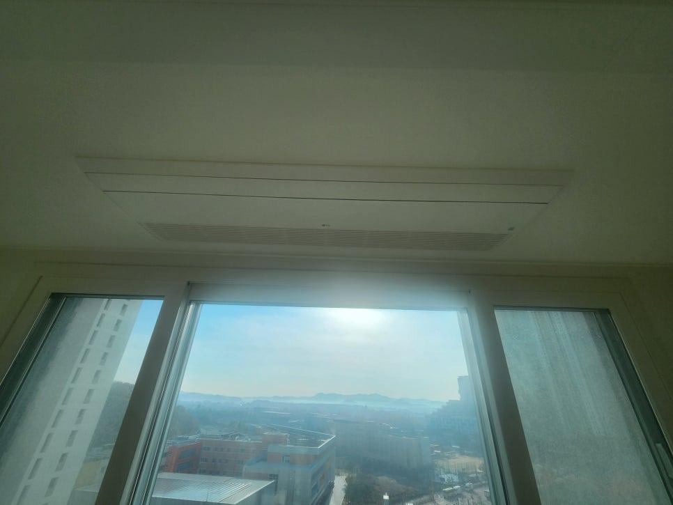 천장 공기 순환기와 창밖 도시 풍경