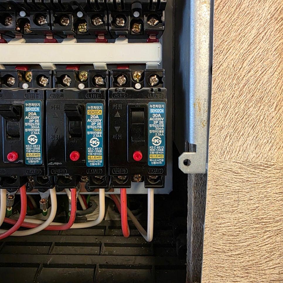 20A/30A AC220V 2P 2E 스위치가 설치된 전기 박스
