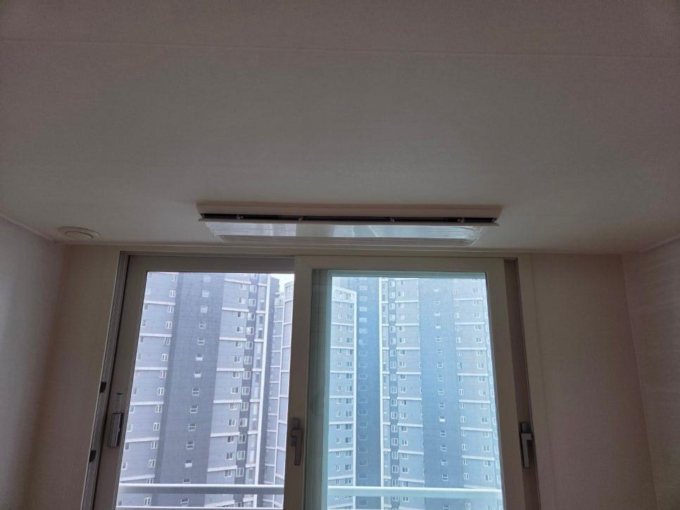 베이지색 벽지와 천장 라디에이터, 슬라이딩 창문