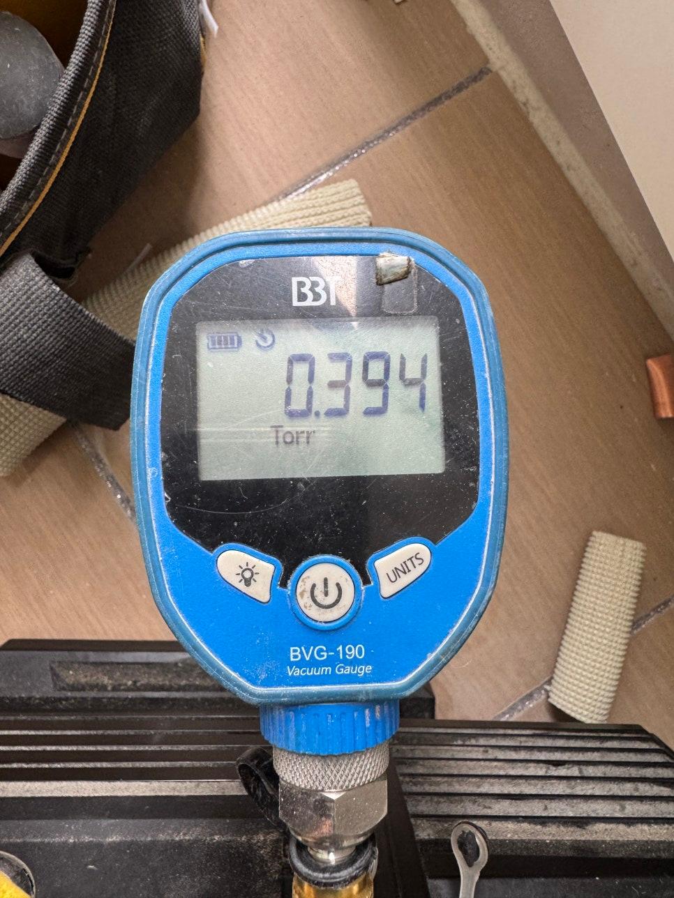 0.394 Torr가 표시된 블루 컬러 BVG-190 진공계기