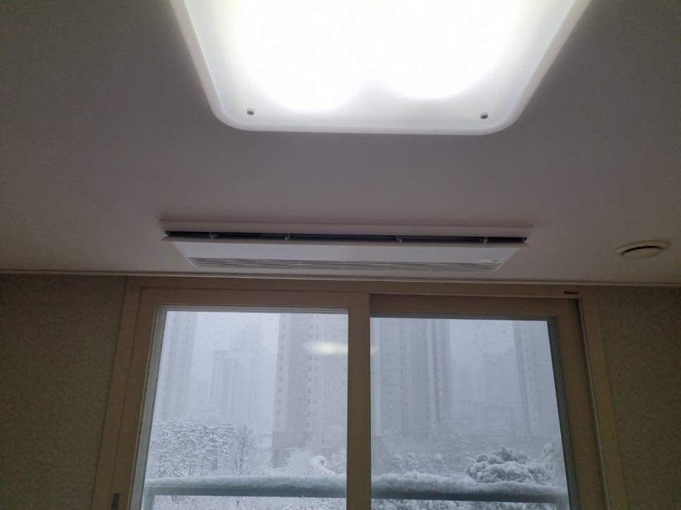 고층 건물이 보이는 창호와 천장 실내기