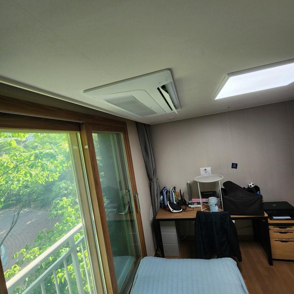 서재의 나무 바닥과 조화를 이루는 시원한 냉방 환경