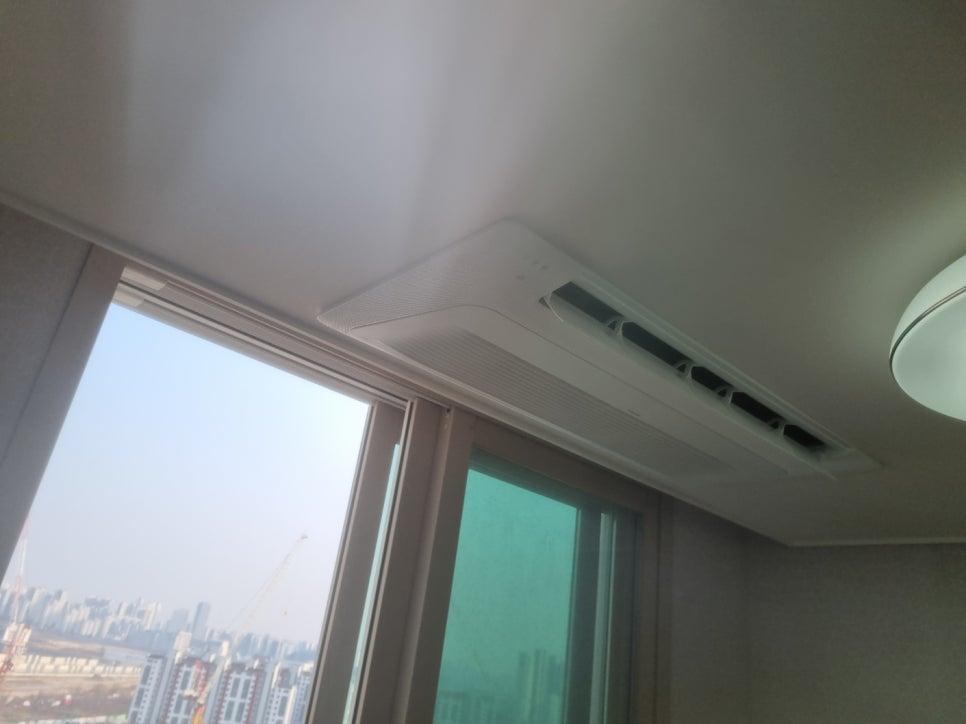 천장 에어컨과 창호 외부 풍경 근접 샷