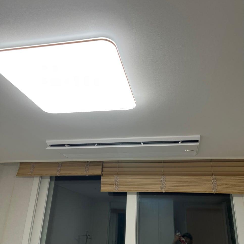 형광등과 목재 블라인드가 설치된 공간의 에어컨