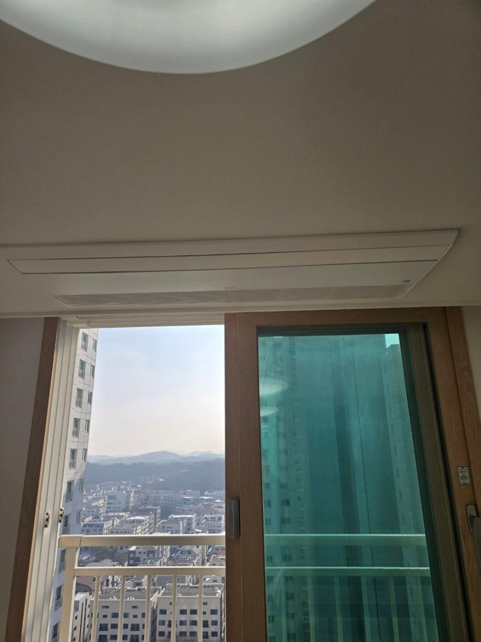 흰색 천장 마감과 나무 틀 창호가 인접한 모습