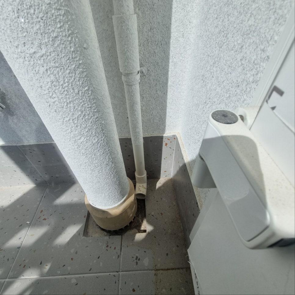벽면에 고정된 흰색 PVC 파이프