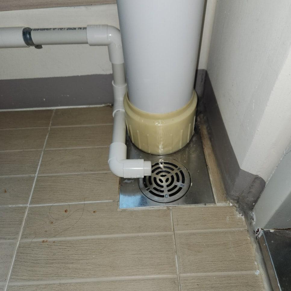 흰색 PVC 배관과 베이지색 배수구