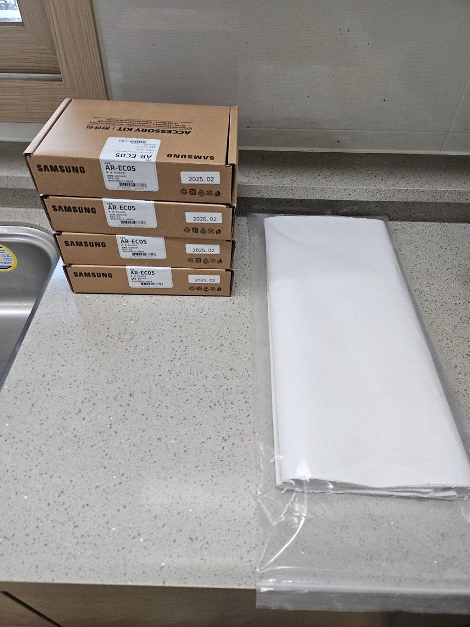 SAMSUNG AR-EC05 부품 상자들이 놓인 주방 상판