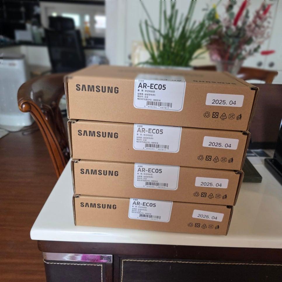 테이블 위에 쌓인 삼성 AR-EC05 상자 4개