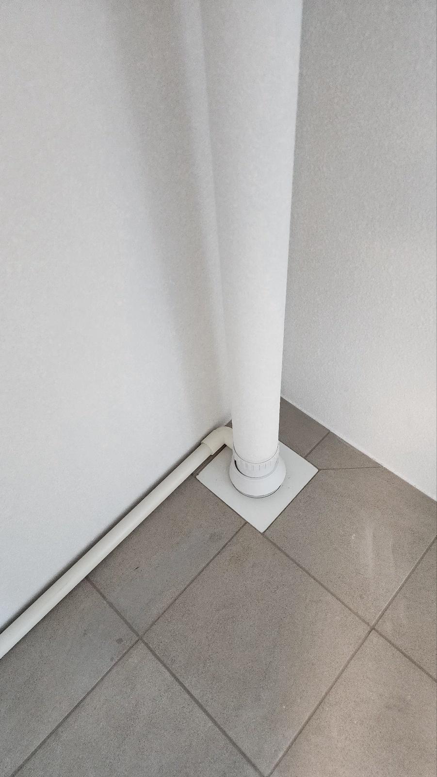 바닥면을 따라 설치된 흰색 PVC 파이프