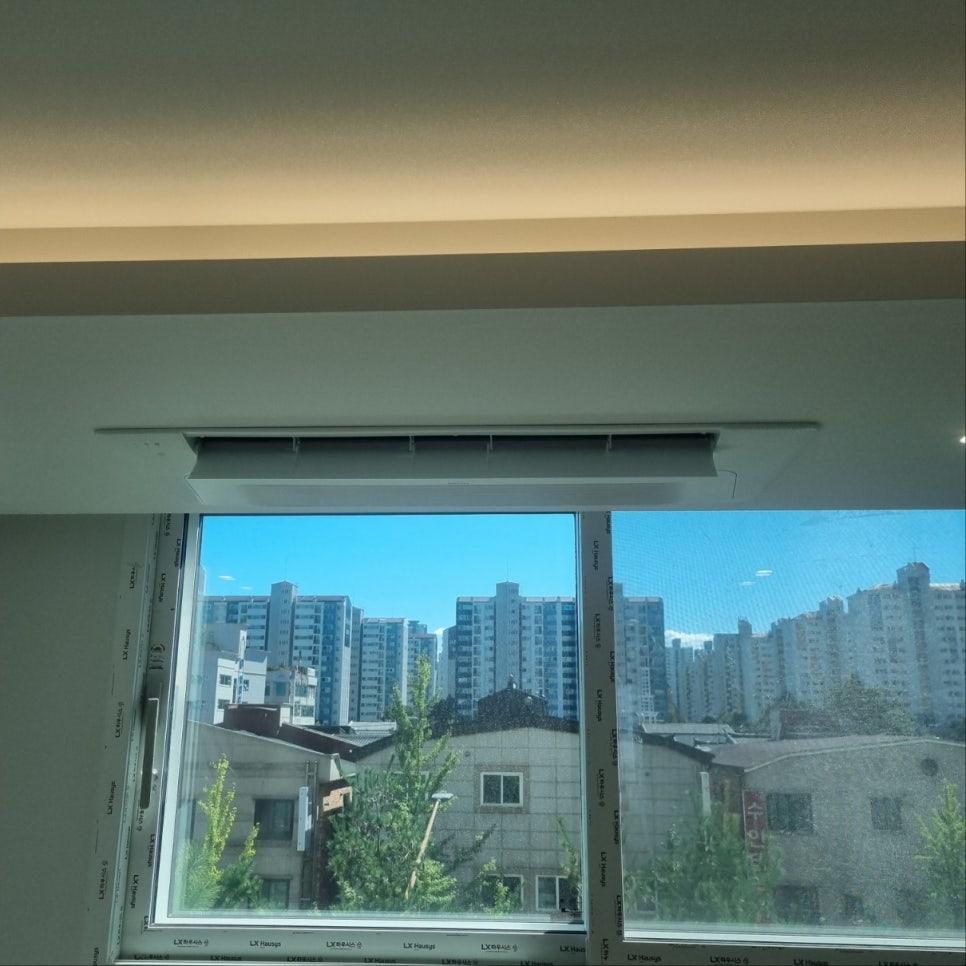 창문을 통해 외부 건물이 보이는 전경