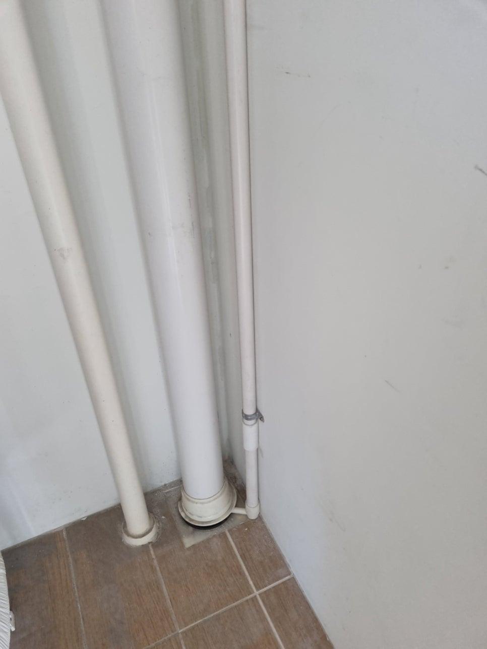 갈색 타일 바닥면의 흰색 PVC 파이프 설치 상태