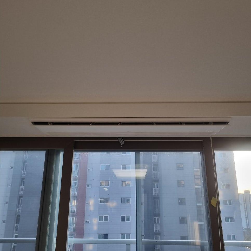 베이지색 천장과 갈색 창호 프레임 접합부