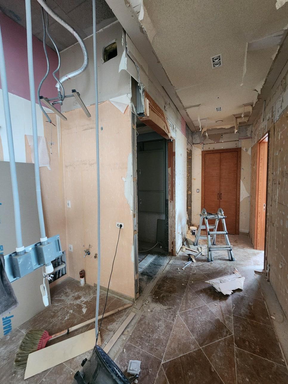 벽면 철거 후 자재들이 놓여 있는 복도 모습
