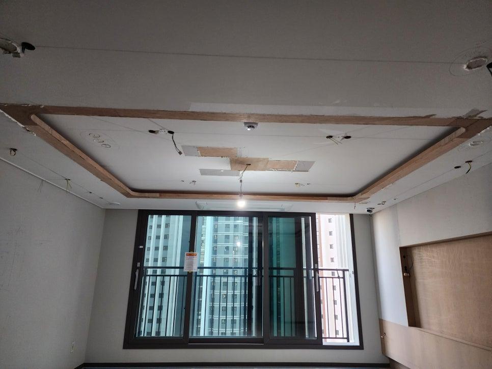 검은색 프레임 창호와 천장의 나무 프레임 구조