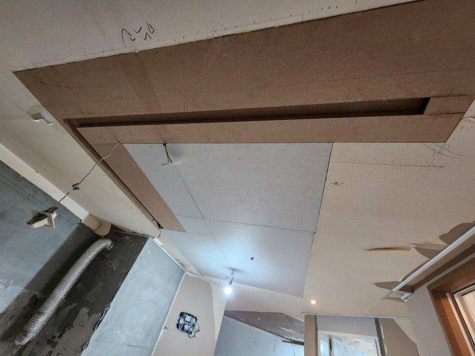 석면보드와 전선이 노출된 천장 작업 현장