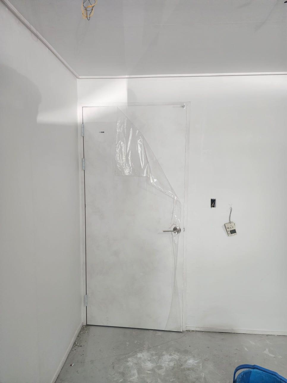 투명 필름으로 보호된 도어 설치 과정