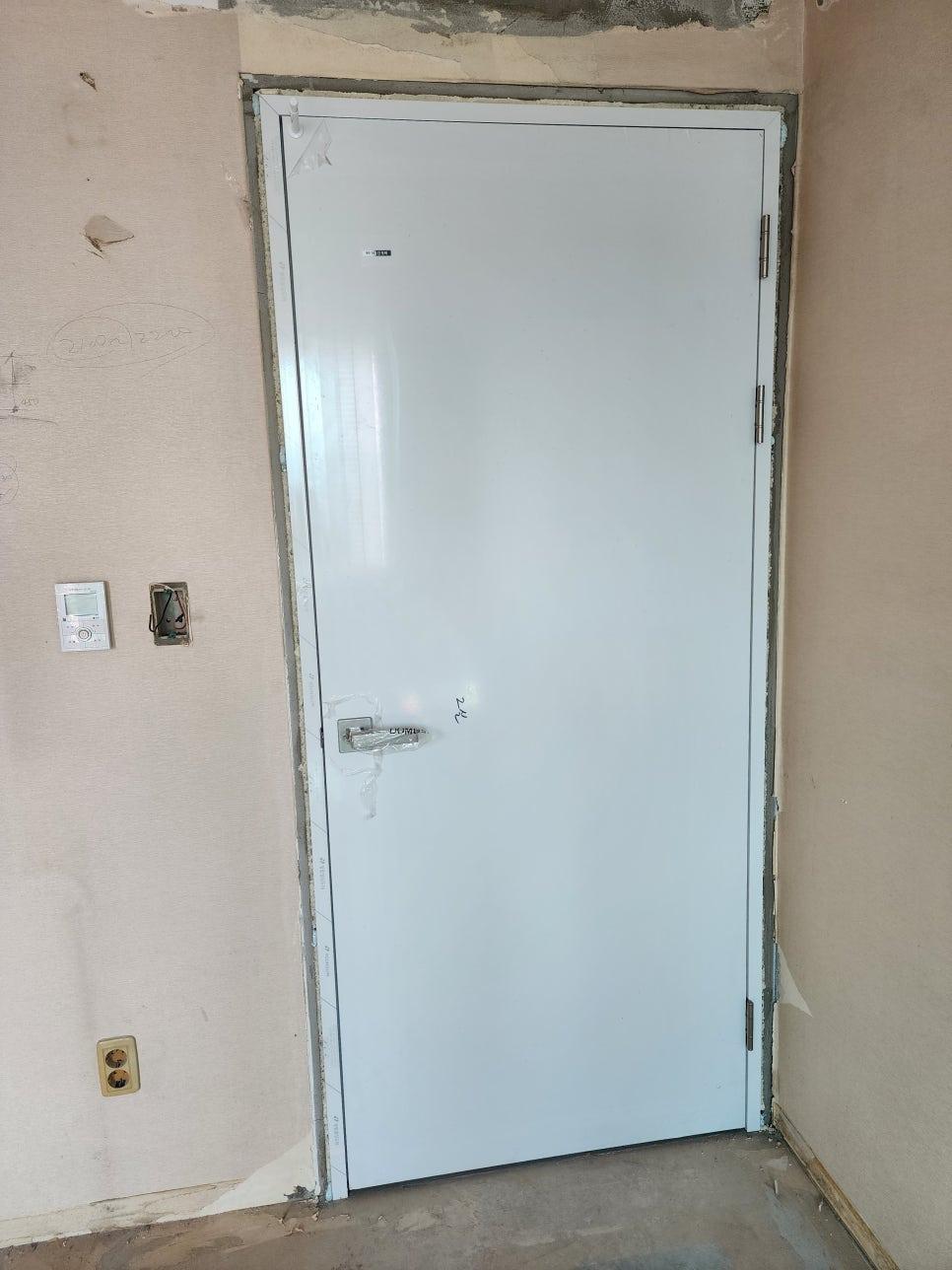전기 스위치와 소켓이 배치된 문 주변 벽면