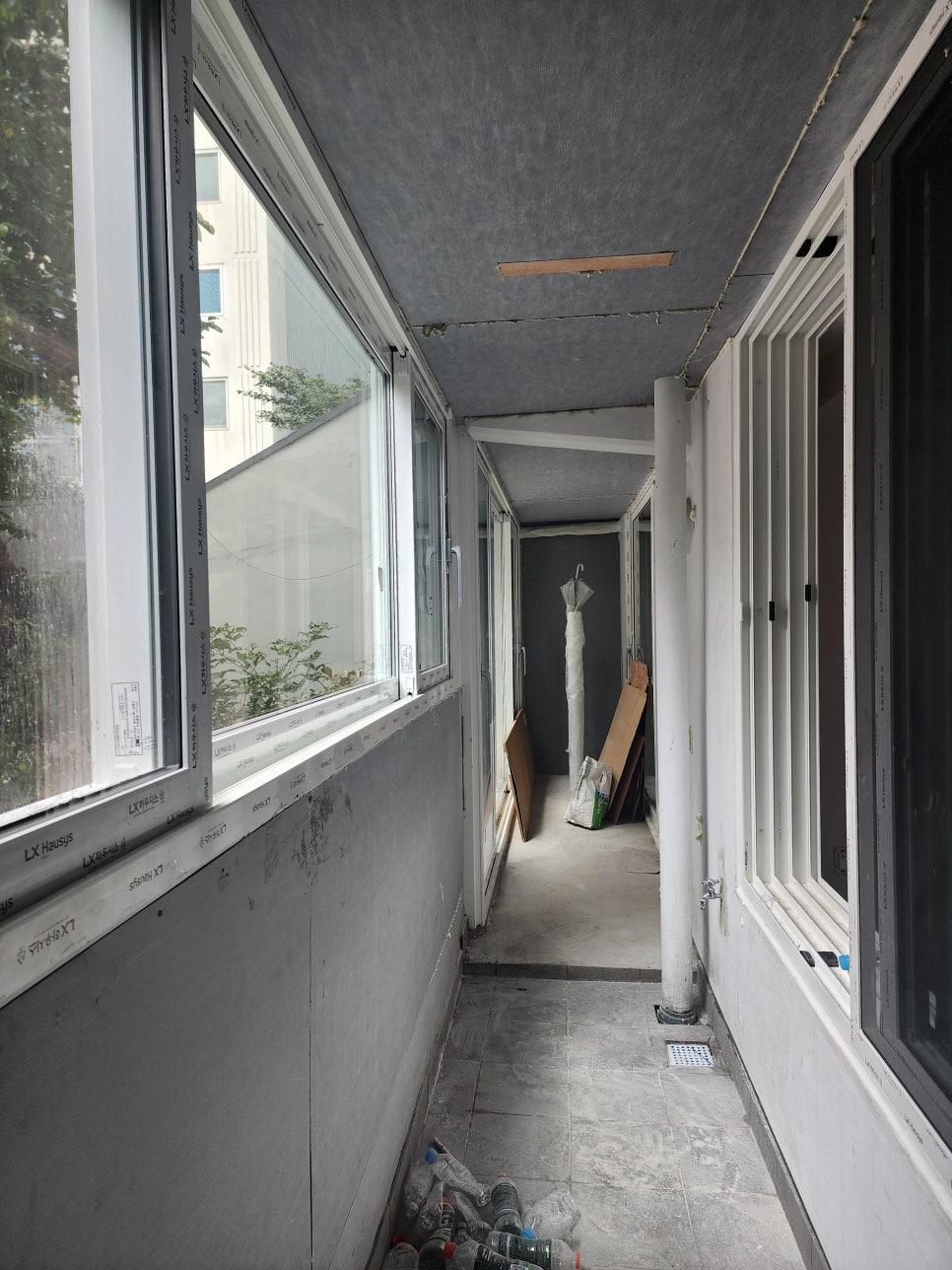 보드로 덮인 발코니 공간의 단열 작업 과정
