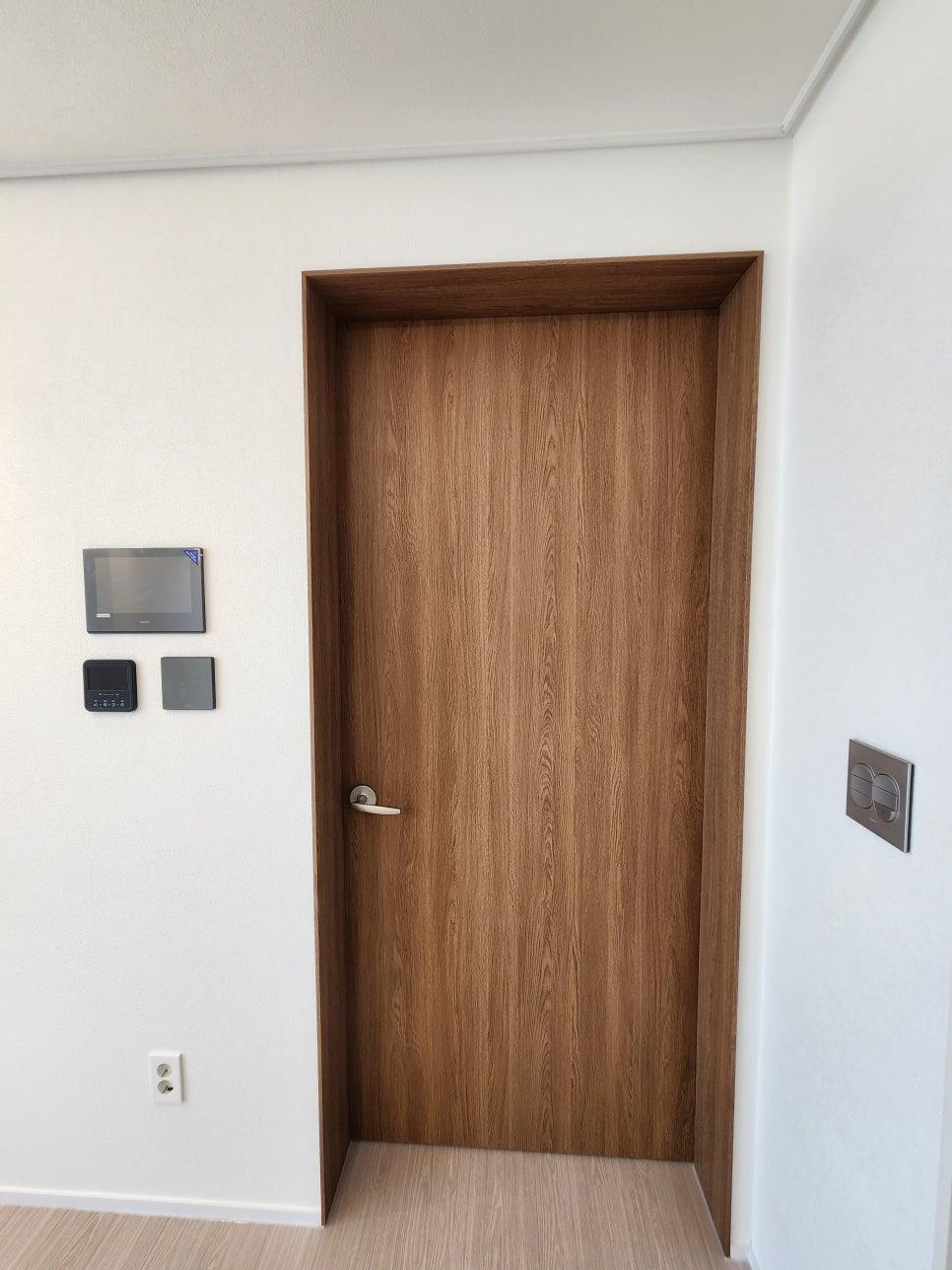 차분한 우드 도어가 반겨주는 현관 입구