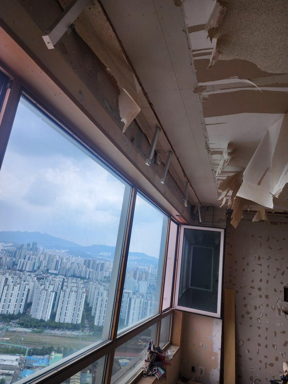 마감재가 제거되어 기초가 드러난 큰 창호 주변
