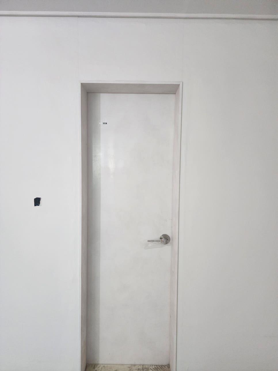 깔끔하게 마감된 화이트 도어와 손잡이의 디테일