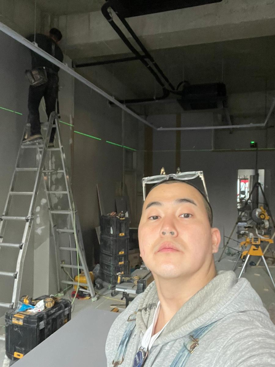 꼼꼼한 마감을 위해 공구들을 준비하는 모습