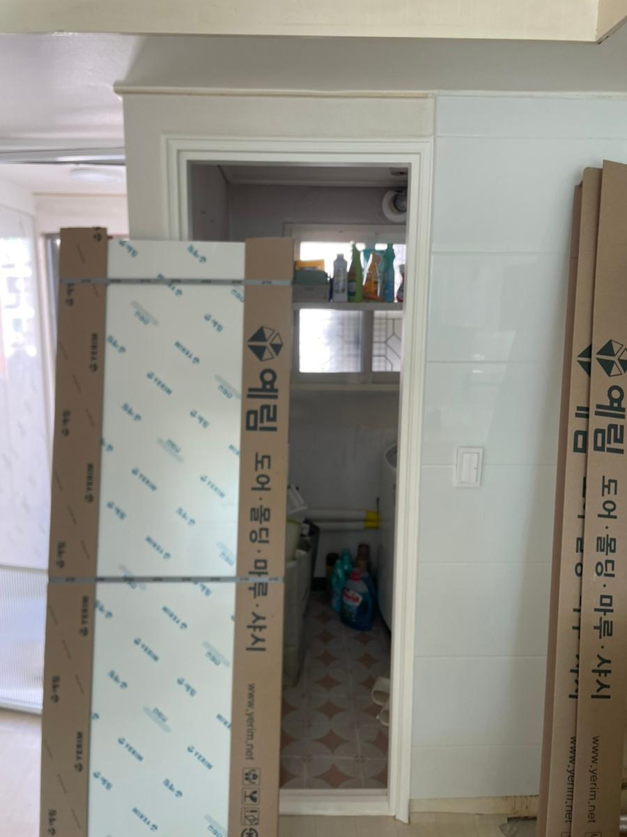 작업의 흔적이 남아있는 실내 공간