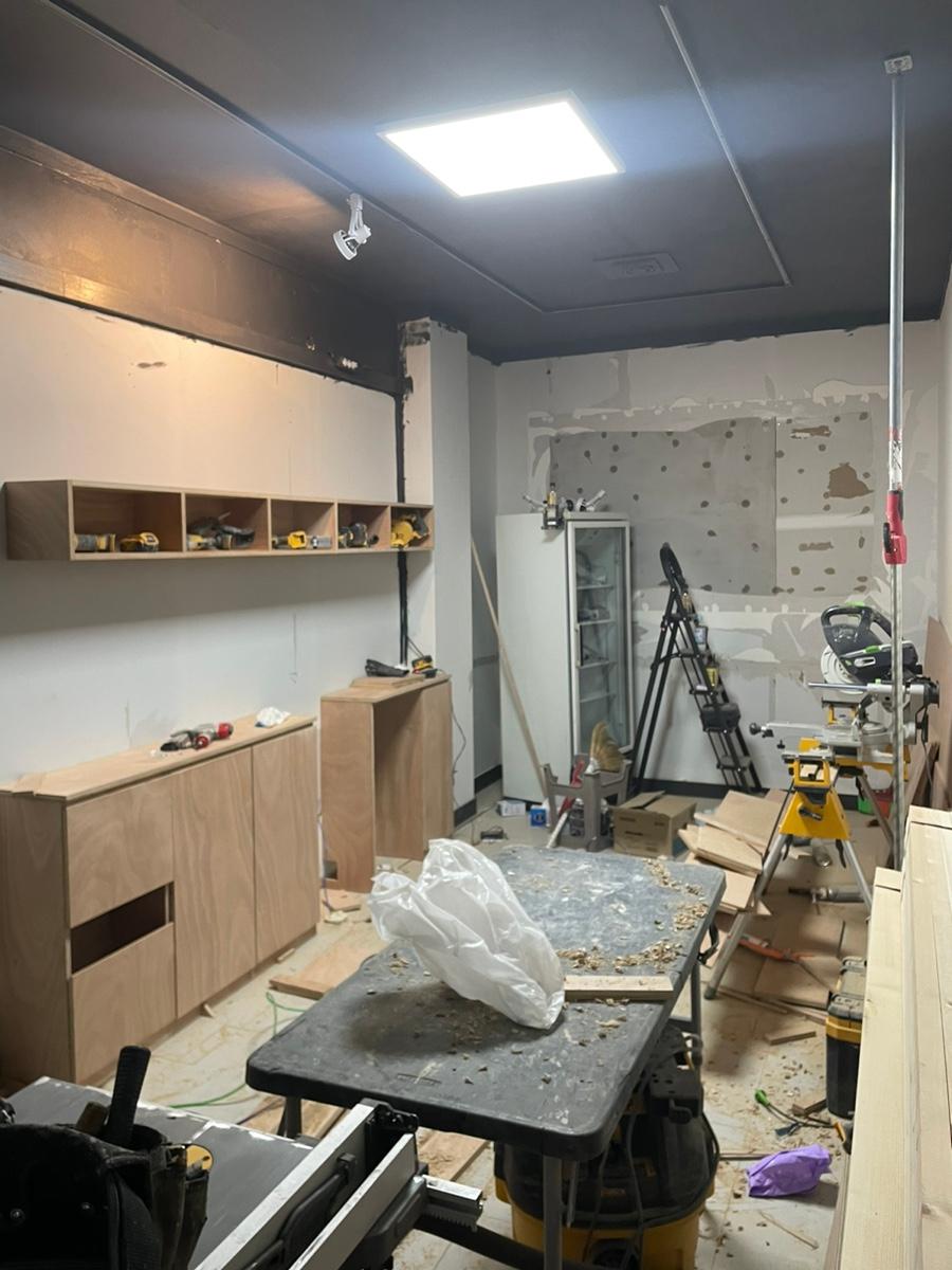기준점을 잡고 정성스럽게 제작 중인 하부장 작업