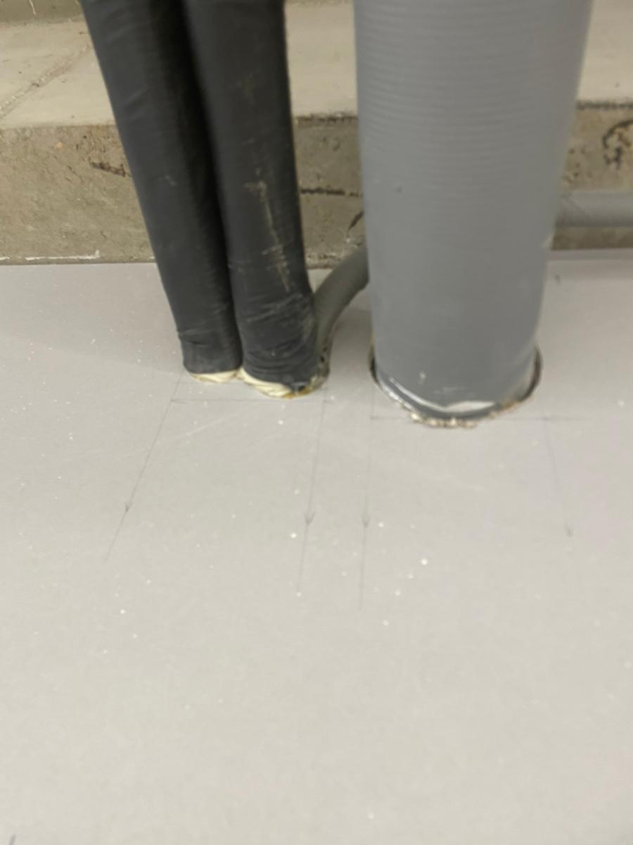 벽과 문이 일직선이 되도록 맞추는 디테일한 작업