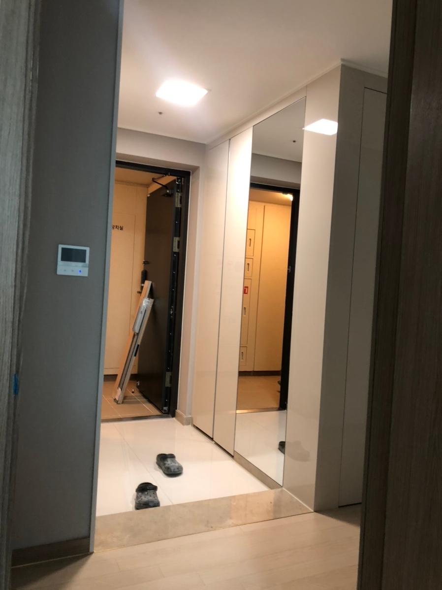 화이트 톤의 깨끗함이 돋보이는 현관 전경