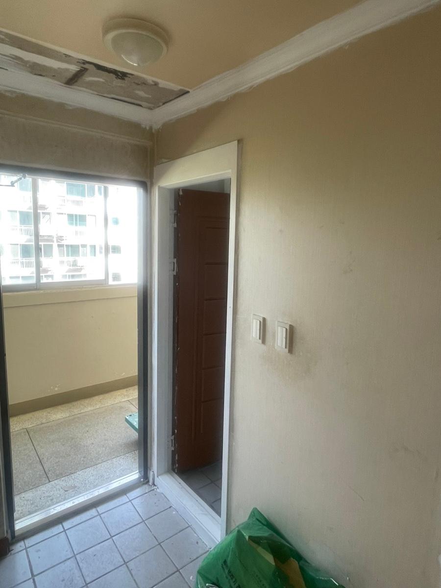 기존 문틀을 조심스럽게 철거하는 과정