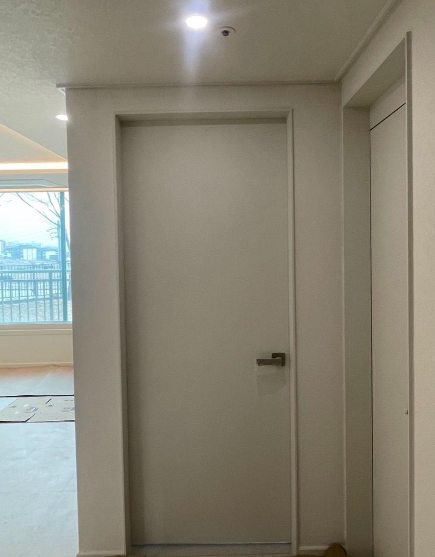 슬림한 문선으로 완성된 문짝의 디테일