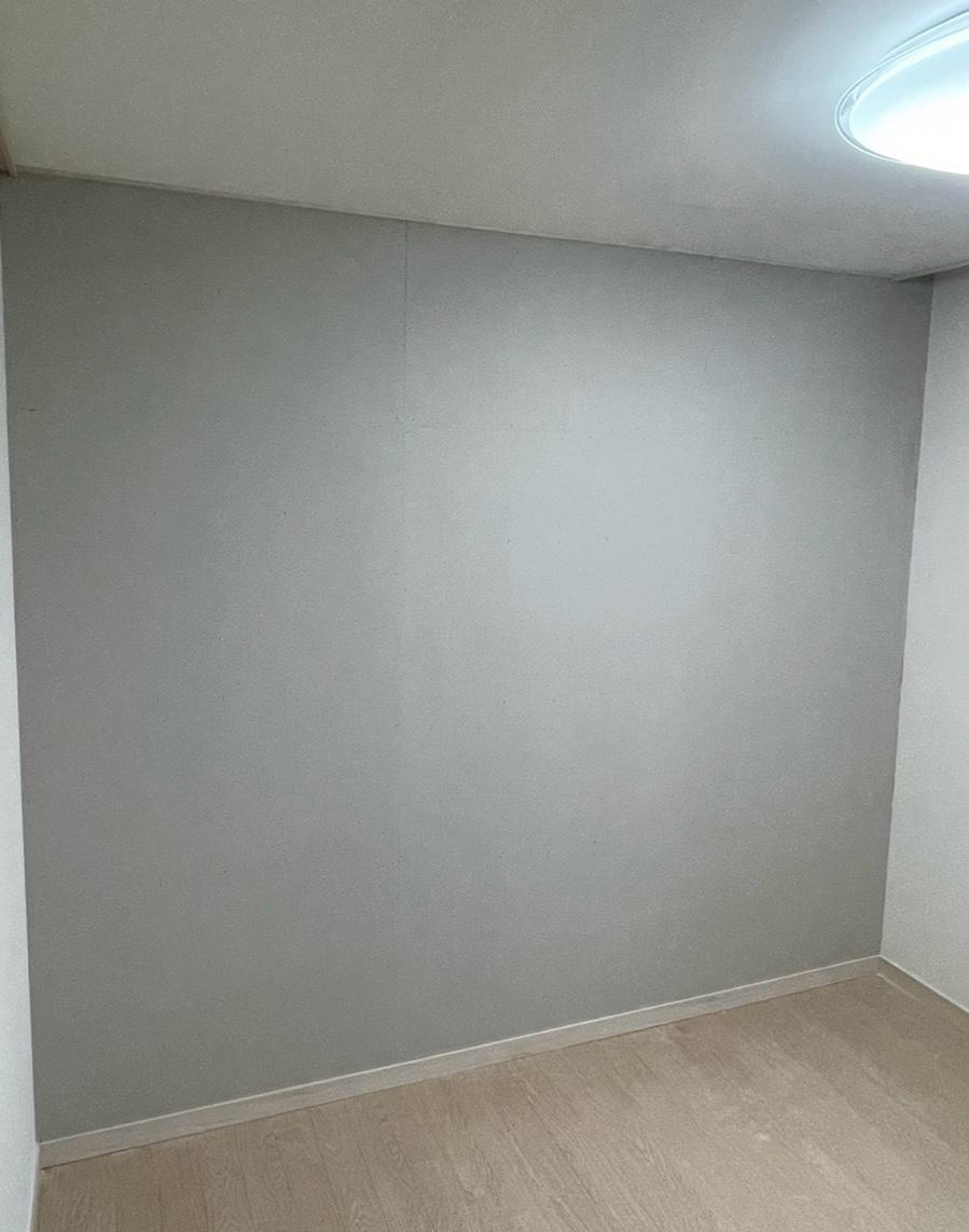 가벽 설치 후 정돈된 느낌의 빈 방