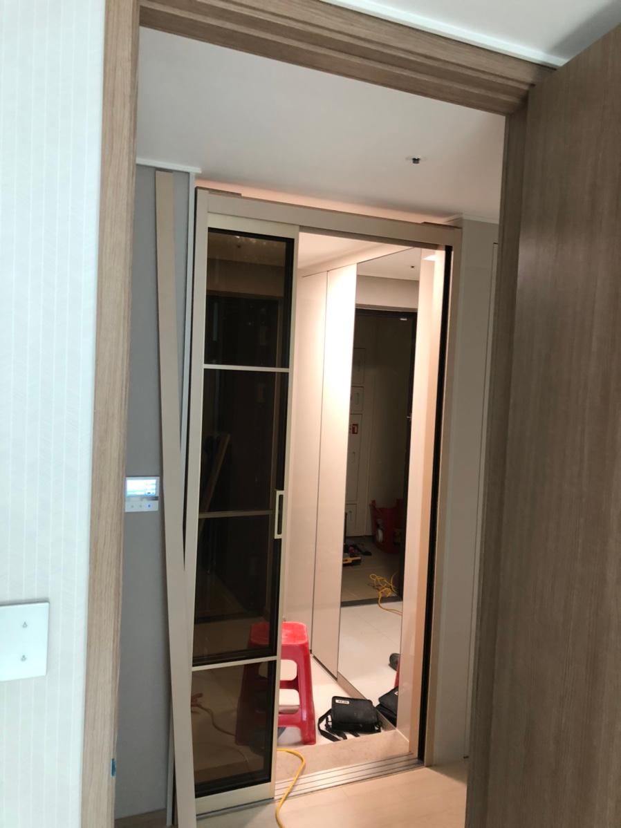 회색 벽면과 조화를 이루는 도어 시공 디테일