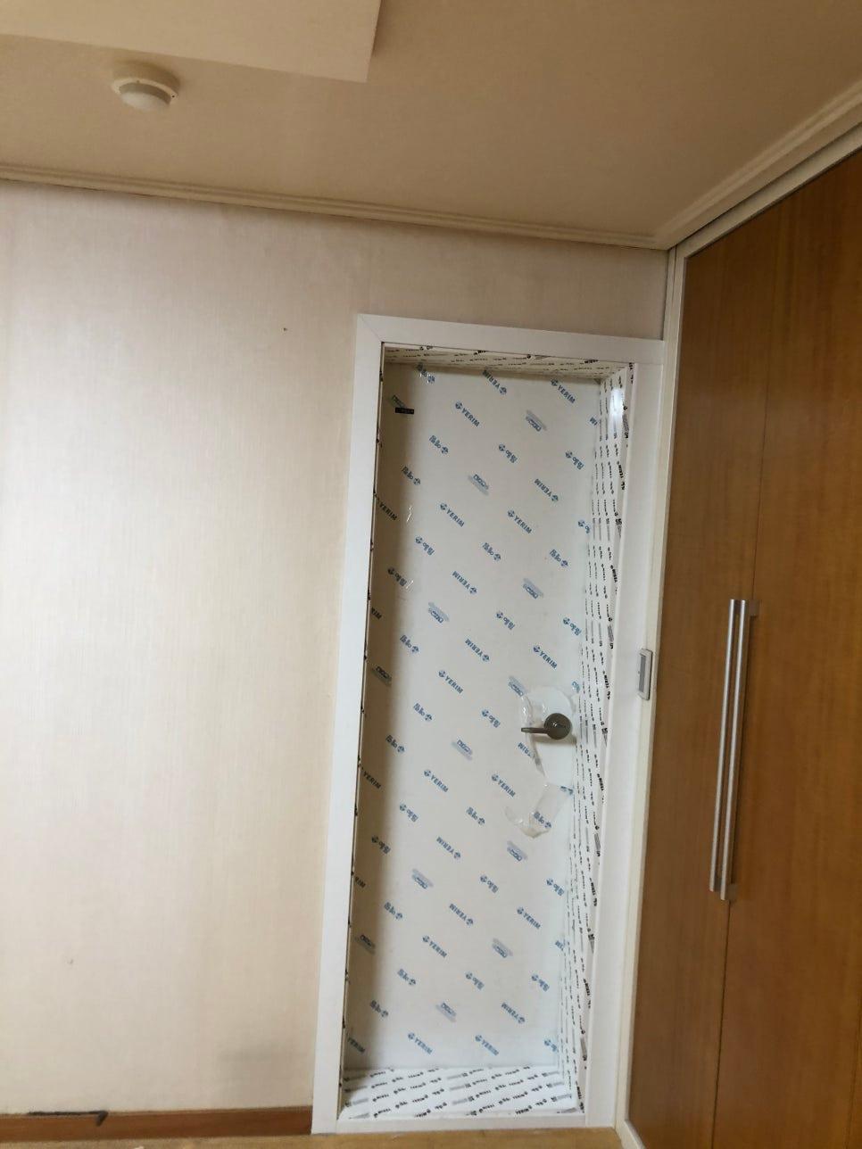 보호필름이 붙은 흰색 도어와 프레임