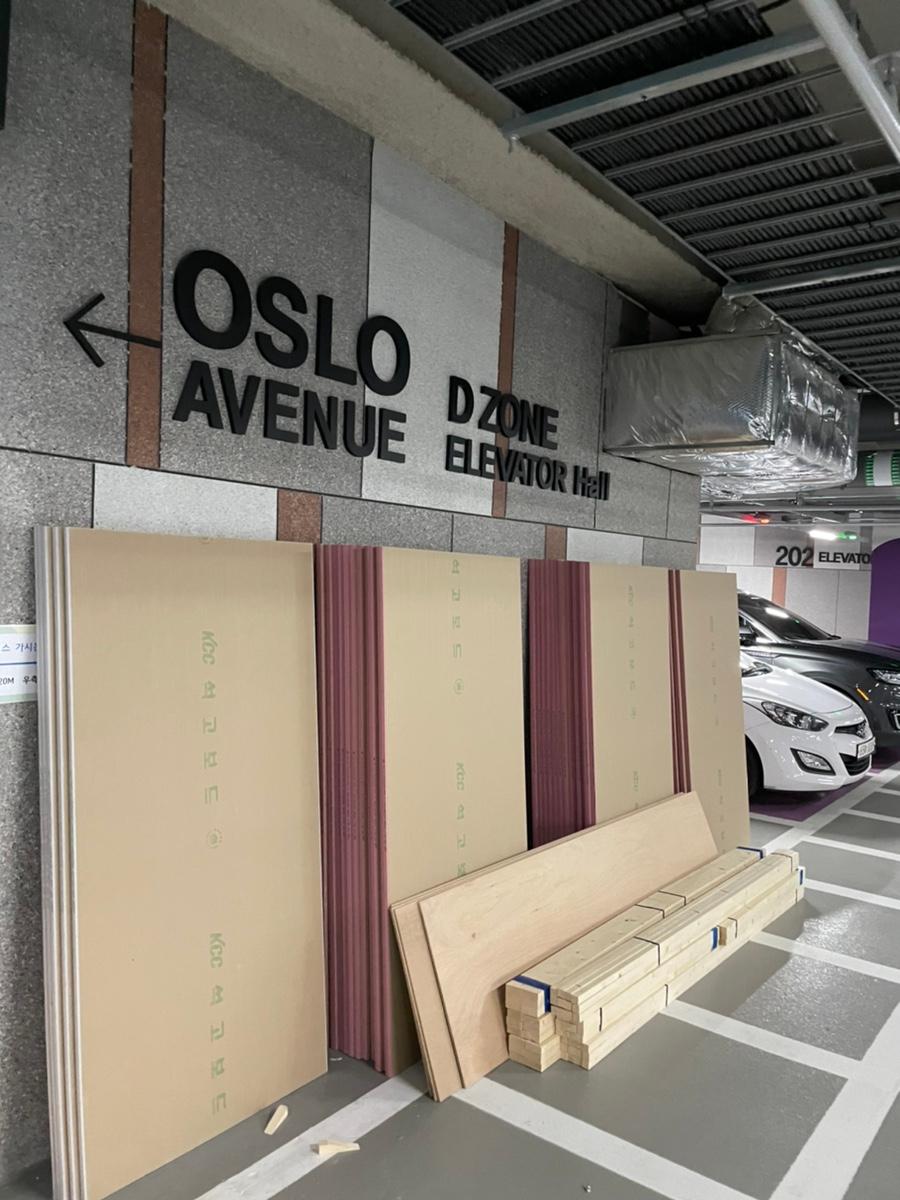 상가 입구 안내판이 부착된 통로 전경