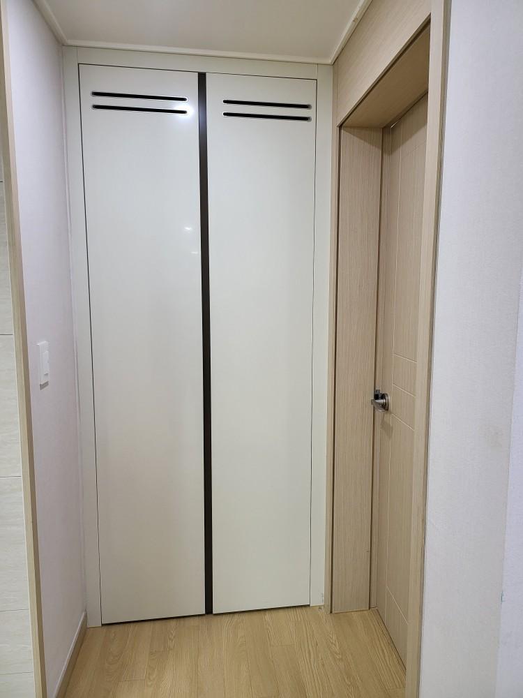 블랙 포인트와 화이트가 만난 드레스룸 수납장