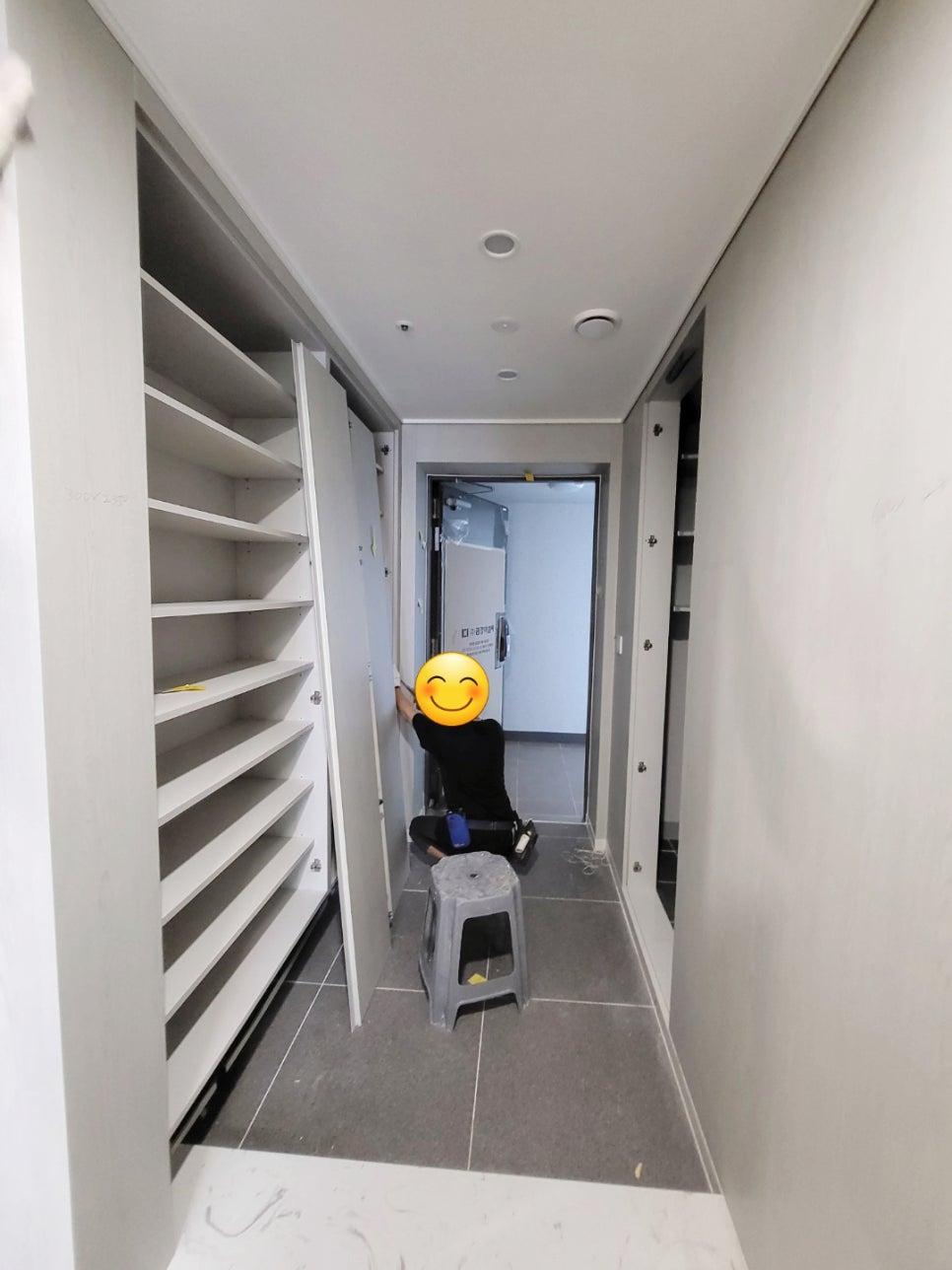수납장 필름 시공이 진행 중인 복도 모습