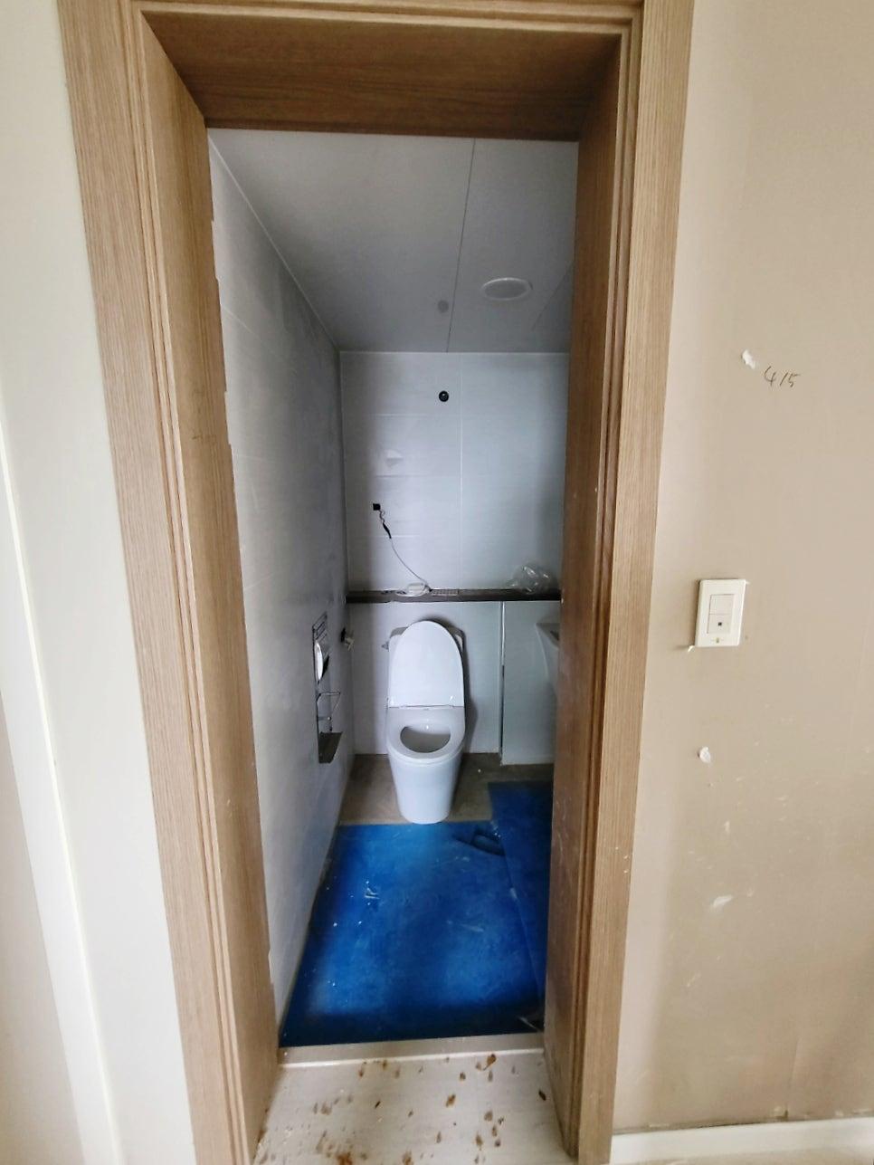 흰 벽돌 타일과 세면대가 있는 욕실 풍경
