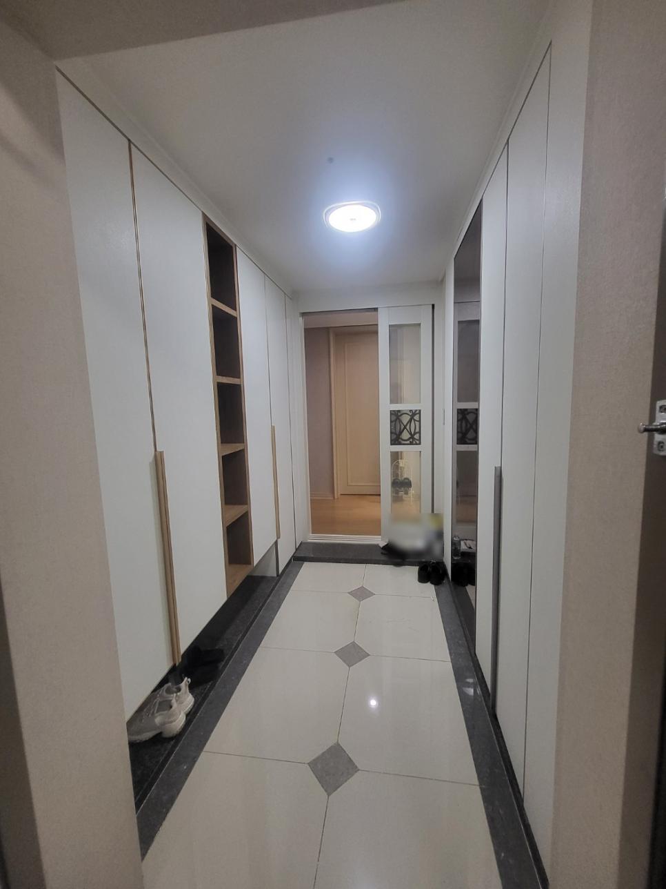 화이트로 깔끔하게 정돈된 현관 입구