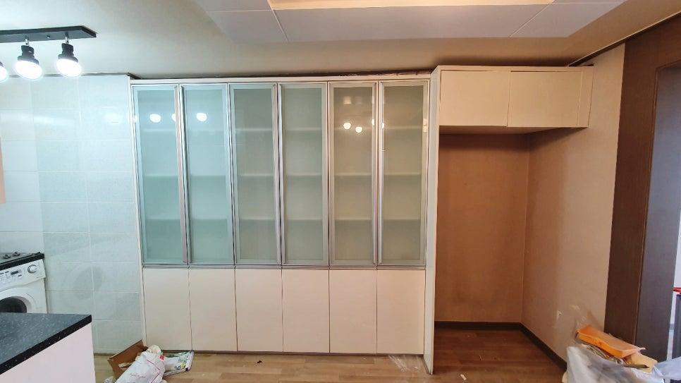 흰색 타일과 유리 문이 있는 주방 작업 과정