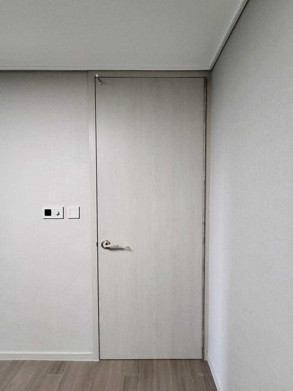 흰색 도어의 면을 잡아가는 시공 과정