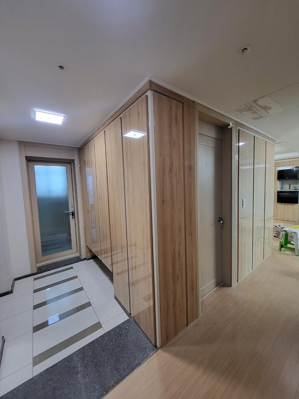 세련된 분위기를 풍기는 현관 입구