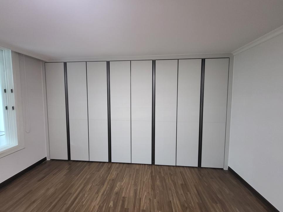 블랙 프레임으로 포인트를 준 붙박이장