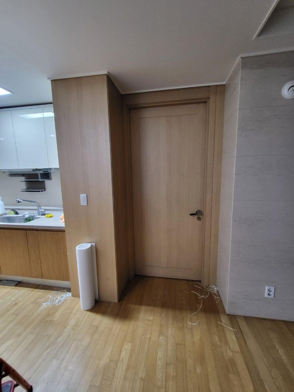 노출된 선들이 보이는 주방 거실 통합 공간의 작업 과정