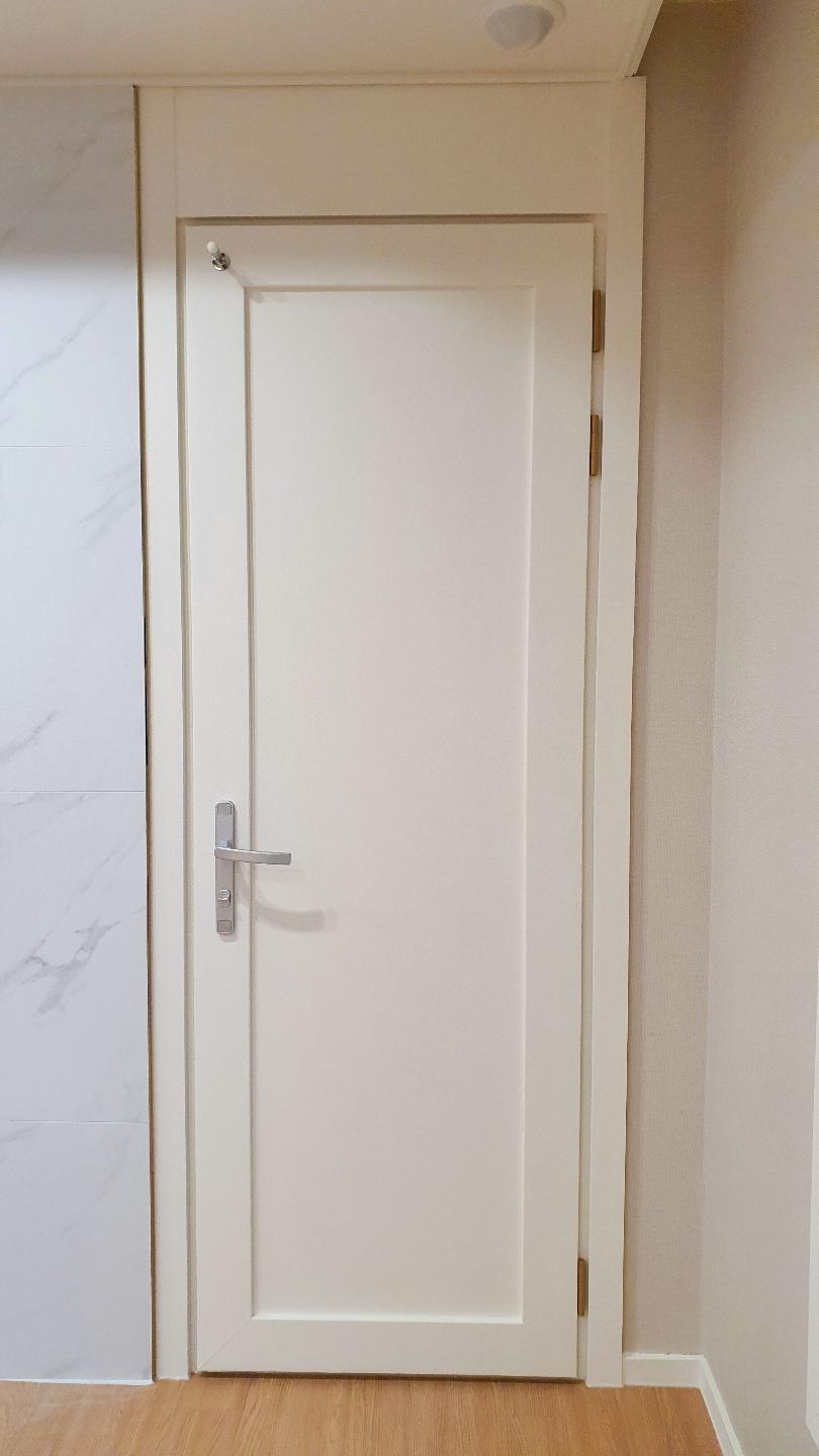 깔끔한 화이트 톤으로 마감된 도어 디테일
