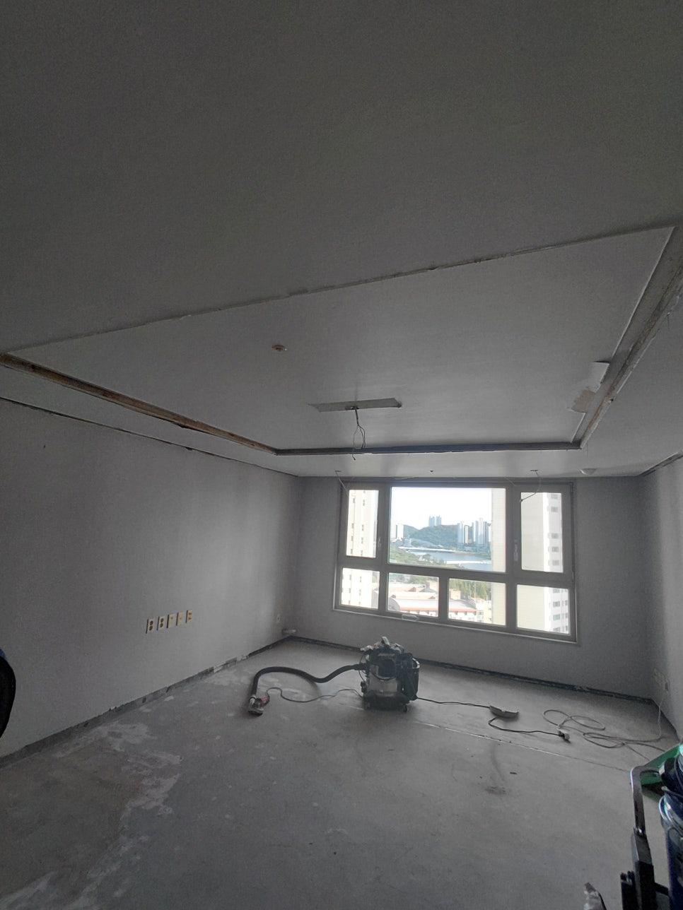 창문 주변의 마감재 제거 과정