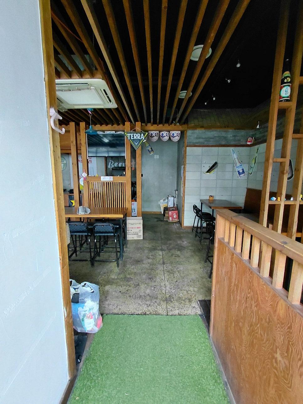 입구 목재 합판을 제거하는 과정