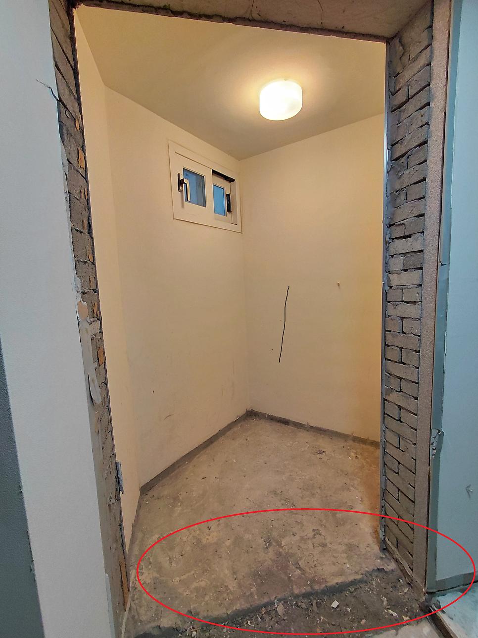 기초를 다지기 위해 깔끔하게 정리된 안방 공간